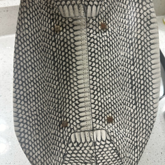 Vince Camuto genuine leather bucket bag - Picture 9 of 9